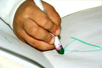 kind-malt-mit-stift-farbe-feinmotorik